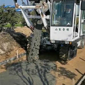 著急趕項目，這位老板的攪拌車剛到手就迫不及待帶它“出征”了！
