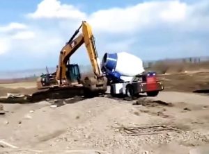 魯樽自上料攪拌車——山區(qū)建設利器，您的致富選擇